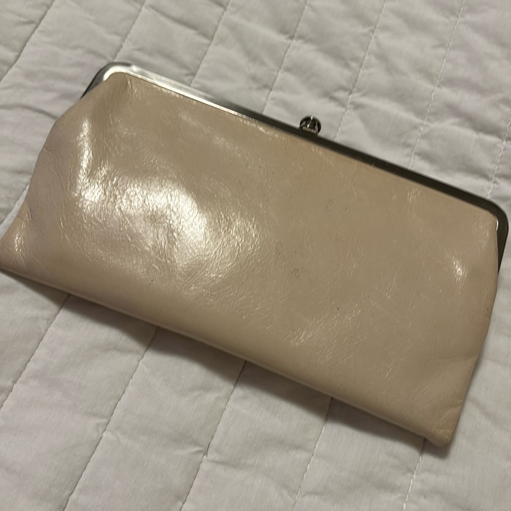 HOBO Int. White/ Cream Vintage Lauren Patent Leather Kiss Lock Clutch Wallet